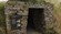Skaill House se encuentra en segundo plano a medida que los visitantes recorren el asentamiento de la Edad de Piedra de Skara Brae